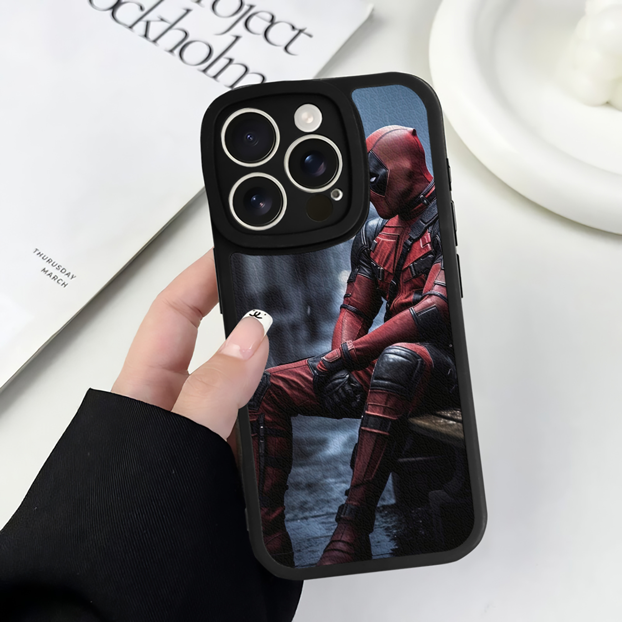 （画像用） Deadpool デッドプール 【iPhone 16シリーズ対応】シリコンスマホケース（レザー調） 材質：シリコン